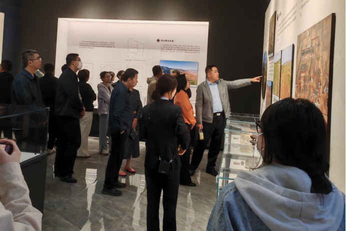 自治区人民政府办公厅开展“传承北疆文化根脉 绽放民族团结之花”主题党日活动